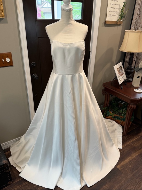 Monique Lhuillier Dresses & Skirts - Elegant Strapless White Satin Ball Gown Wedding Dress